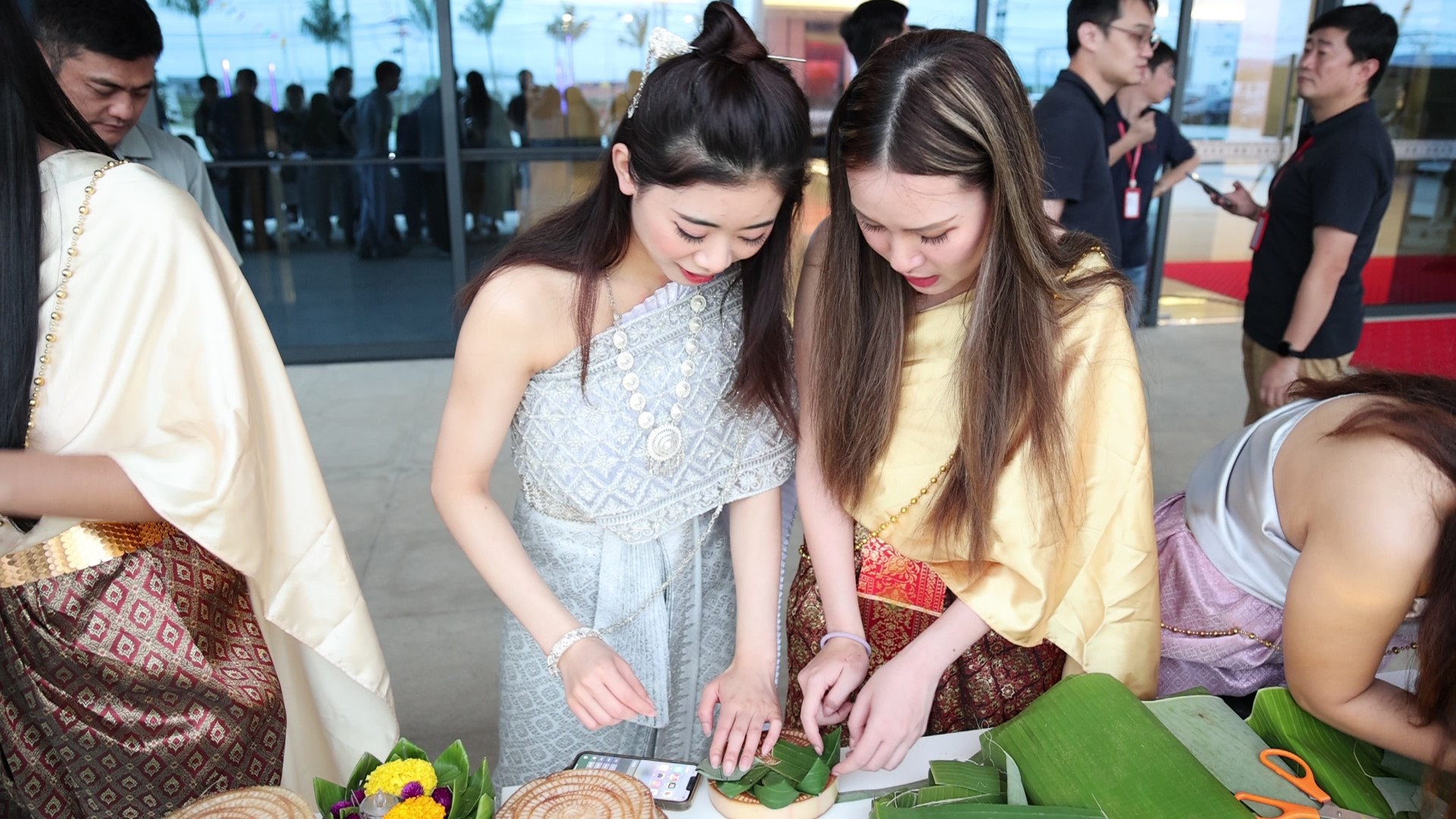 巧手翻飞，把欢乐折进水灯里